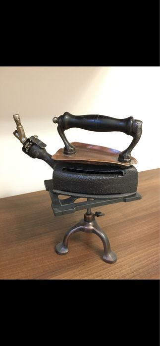 Fier de calcat vechi cu gaz .Piesa de colectie!