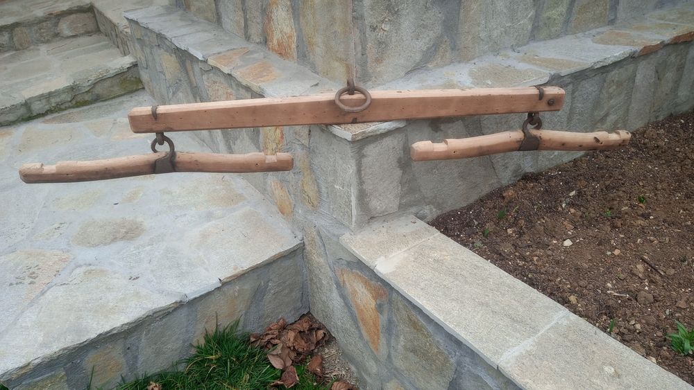 Дървена кобилица за менци.Чифт кобилица за впряг.Дървен куфар.