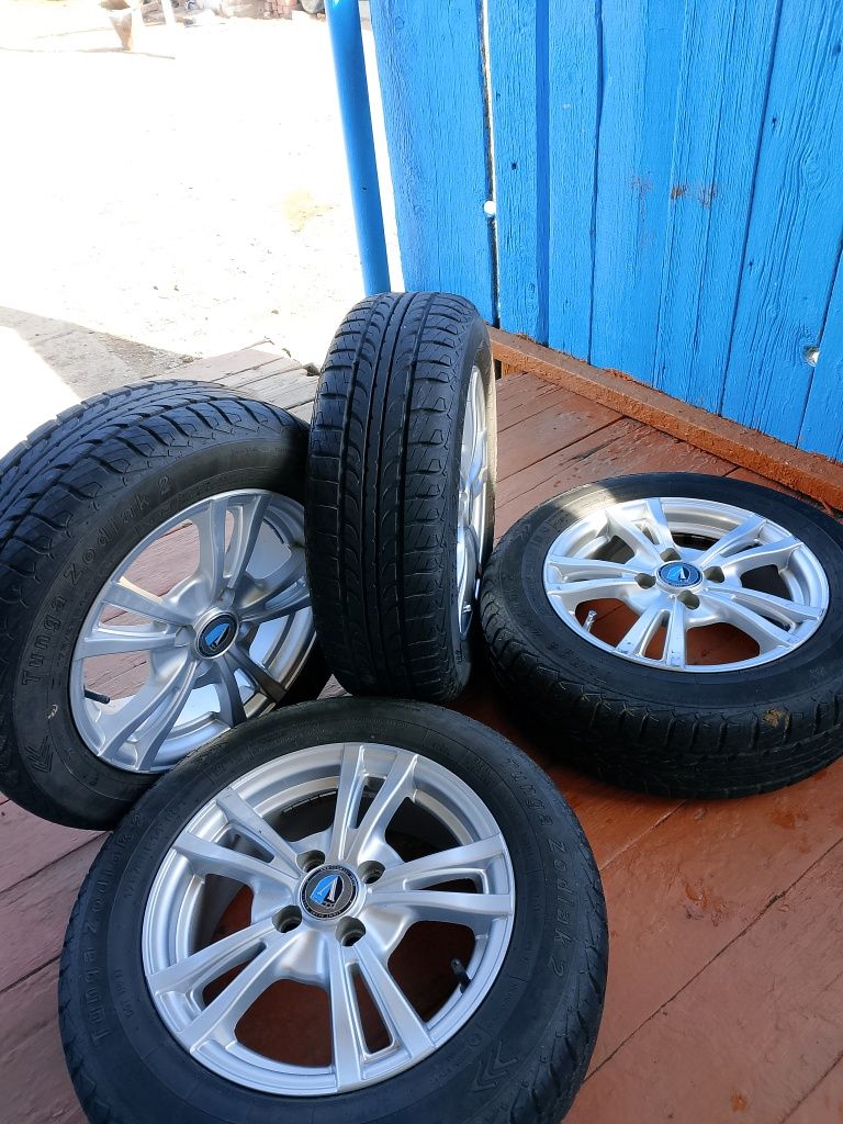 Продам новую резину с дисками /титан/