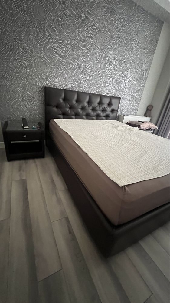 Продам кровать и 2 тумбочки без матраса
