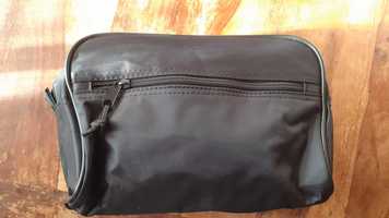 козметична чанта черна супер плътна и стабилна, чисто нова 24х16 см