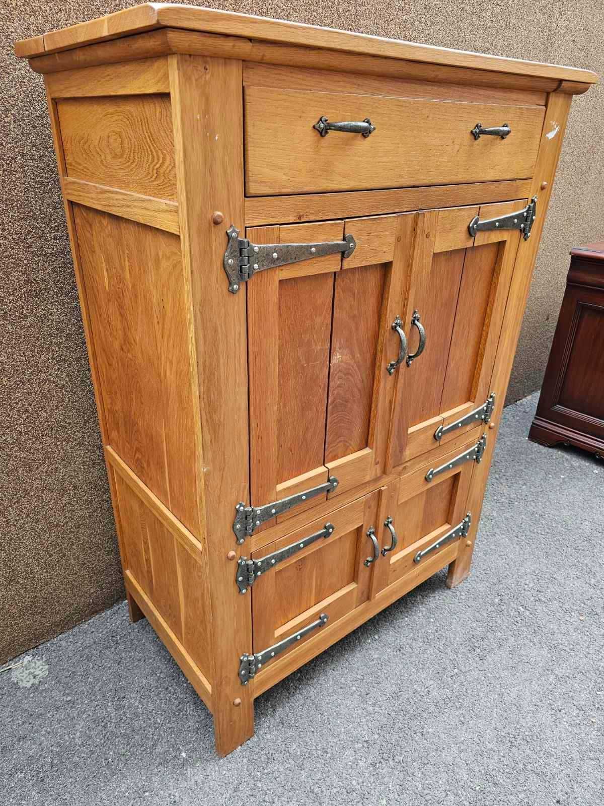 Масивен дъбов шкаф с метални панти и горно отваряне