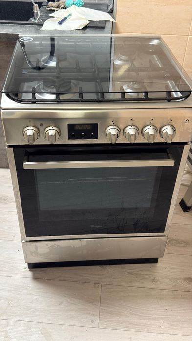 Aragaz pe gaz Whirpool si cuptorul electric