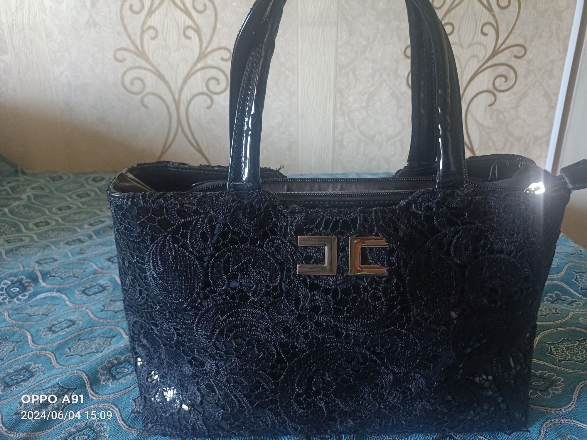 Продам лакированную сумку с гипюровым принтом