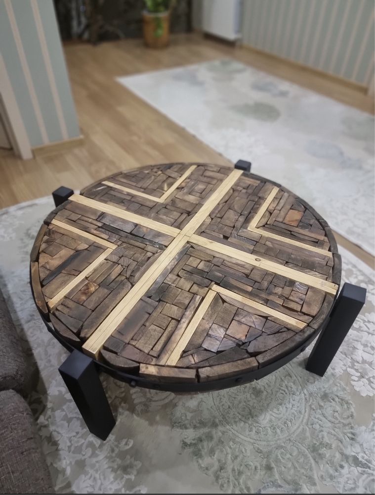 Круглый стол из разных сортов дерева