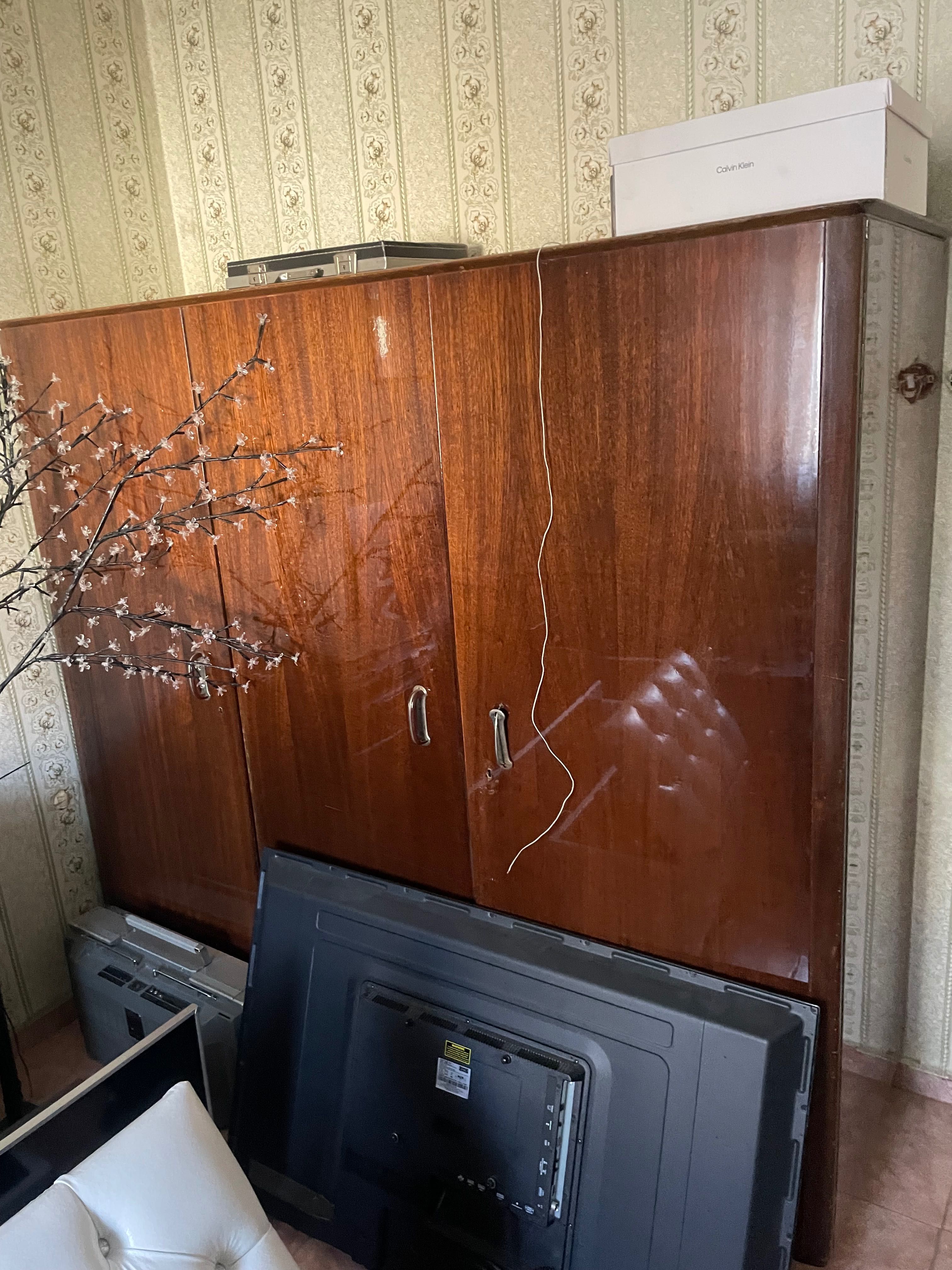 Продавам използвани мебели и хладилник