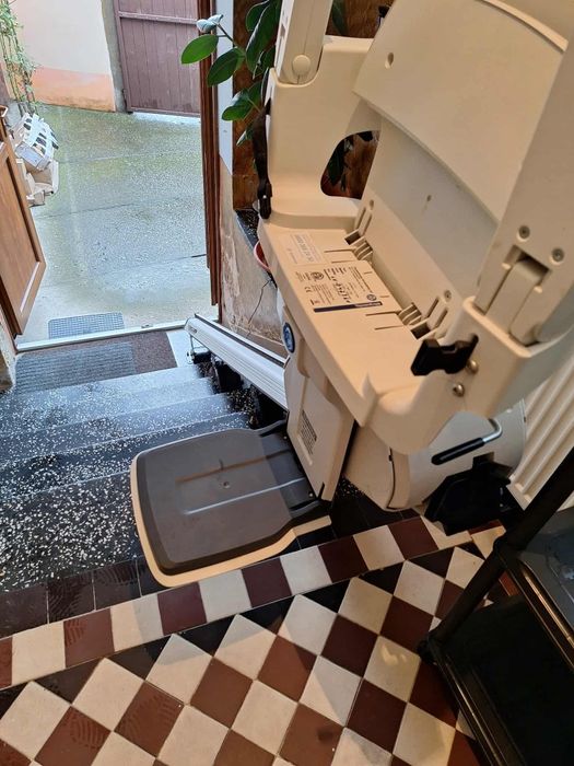 Lift electric cu scaun pentru persoane cu dizabilități