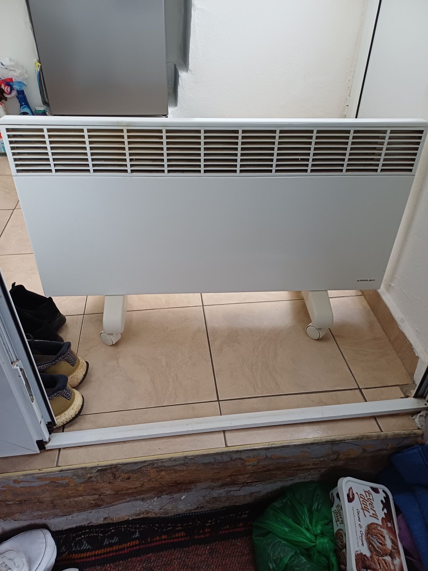 Продавам конвекторен радиатор Аерлек 2500w