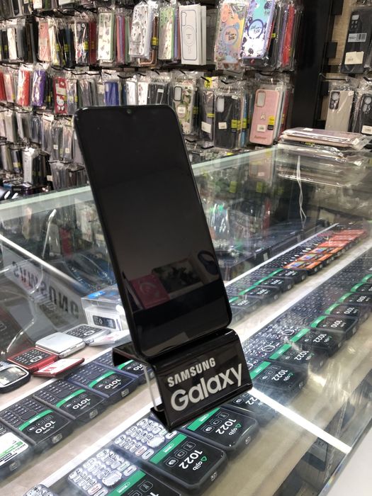 Samsung a30.