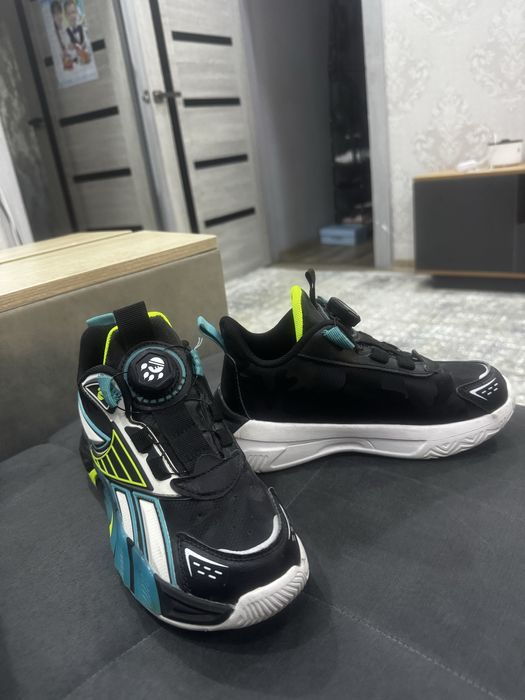 Кроссовки с фиксатором для шнурков