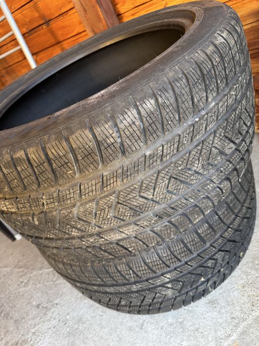 Vand 2 anvelope de iarna 305/40/20 pirelli runflat