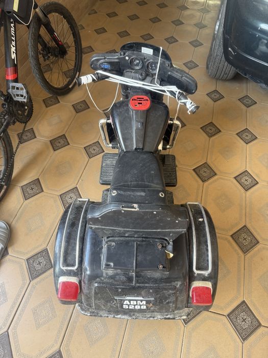 Продам машину детскую