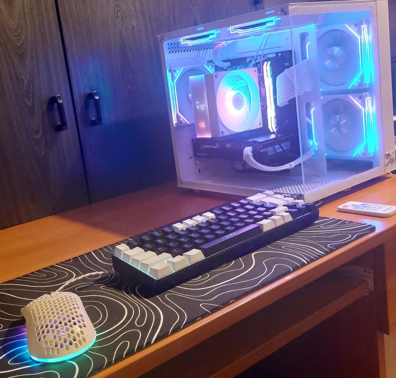 НОВ! Геймърски Компютър Ryzen 5 5600 RX 7600 16GB RAM