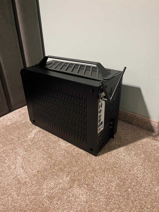 SFF PC Gaming + Ghiozdan • RTX 5080 • Ryzen 9800X3D