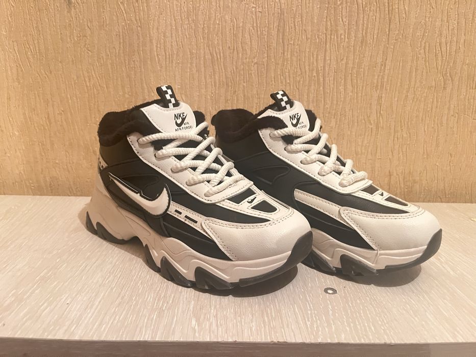 Продам кроссовки Nike
