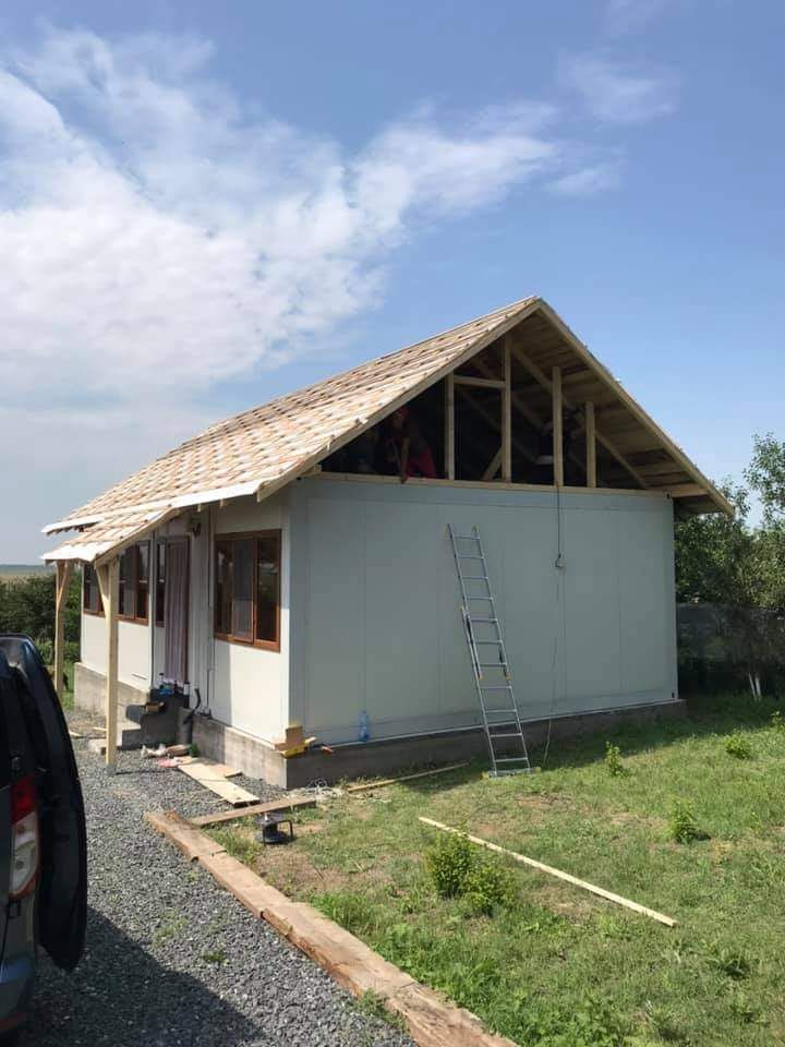 Vand construiesc Case pe structura metalica și panouri sandwich