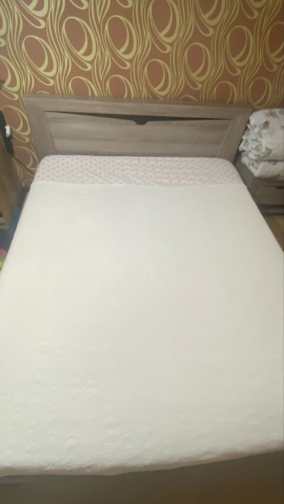 Продам кровать и две тумбы