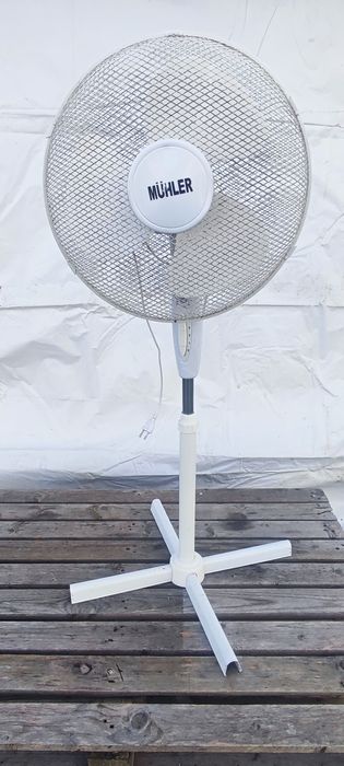 Вентилатор на висока стойка с въртяща се глава