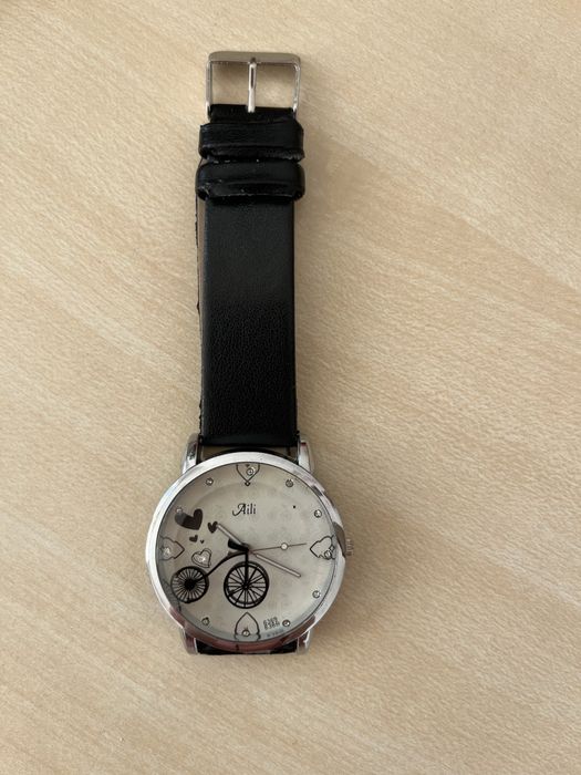 Черен и бял часовник