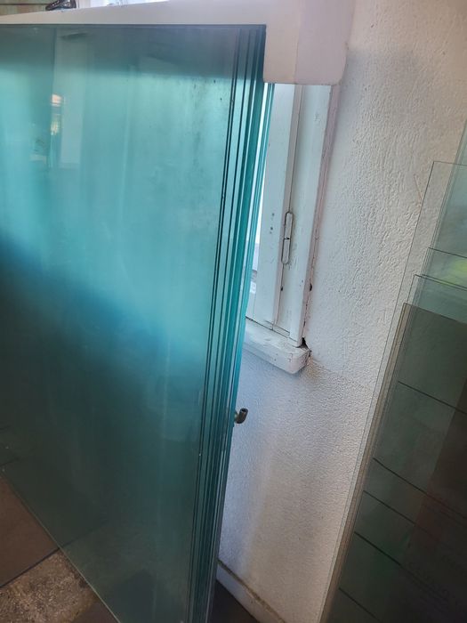 Продавам плоско стъкло 4 мм