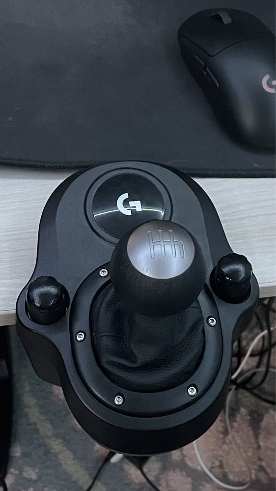 Volan Logitech G920 cu pedale si Schimbător Logitech 6+1 Viteze