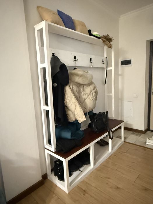 Продам прихожую и комод.