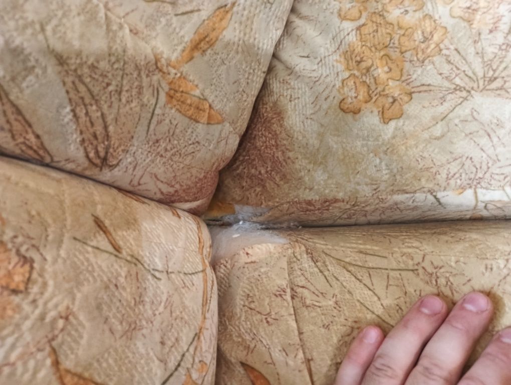 Продаю старый диван дёшево