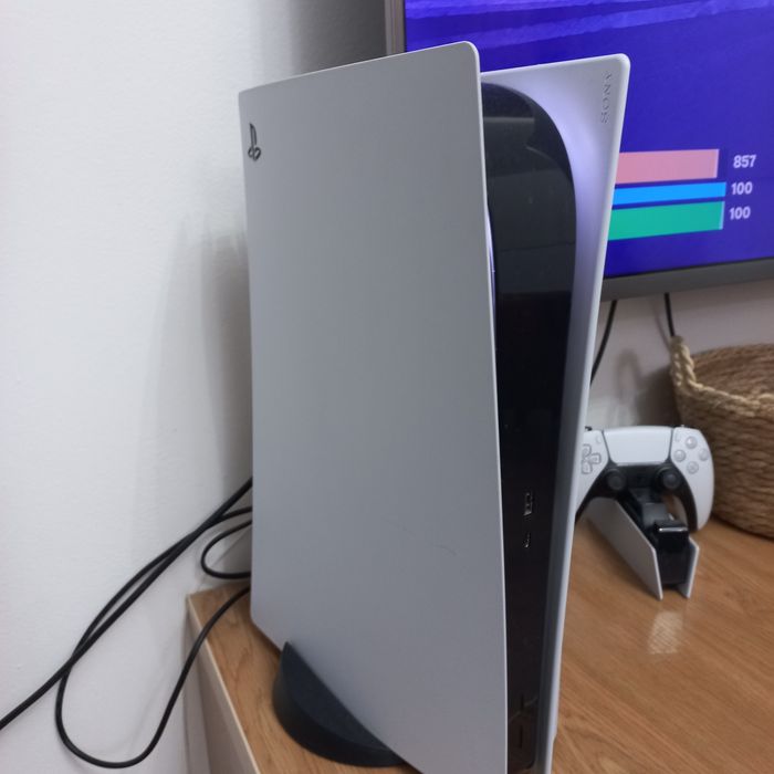 Продам ps 5 в  отличном состоянии