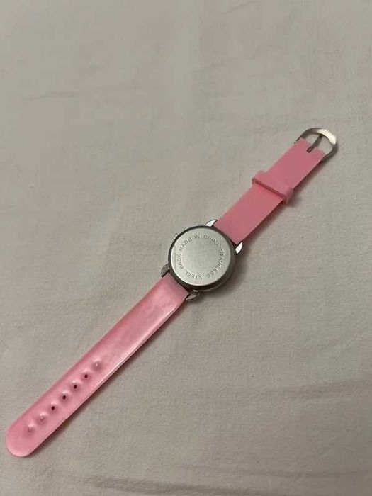 Ceas roz cu floricele pentru fetițe – adorabil și funcțional