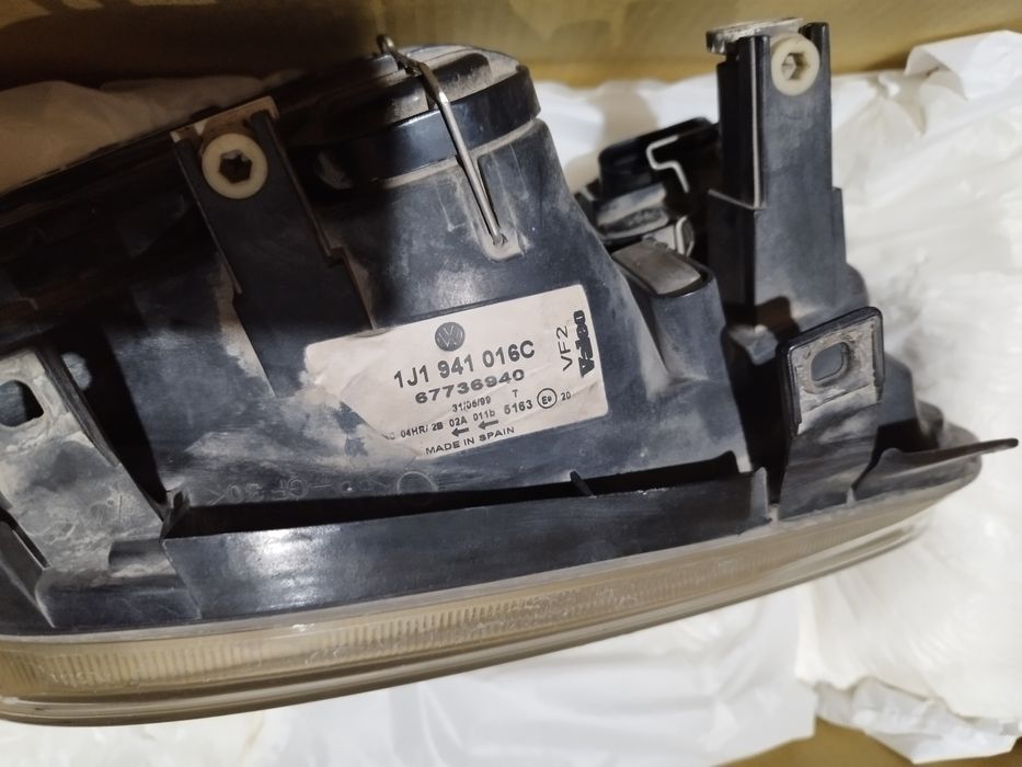 Продавам фарове за Golf4