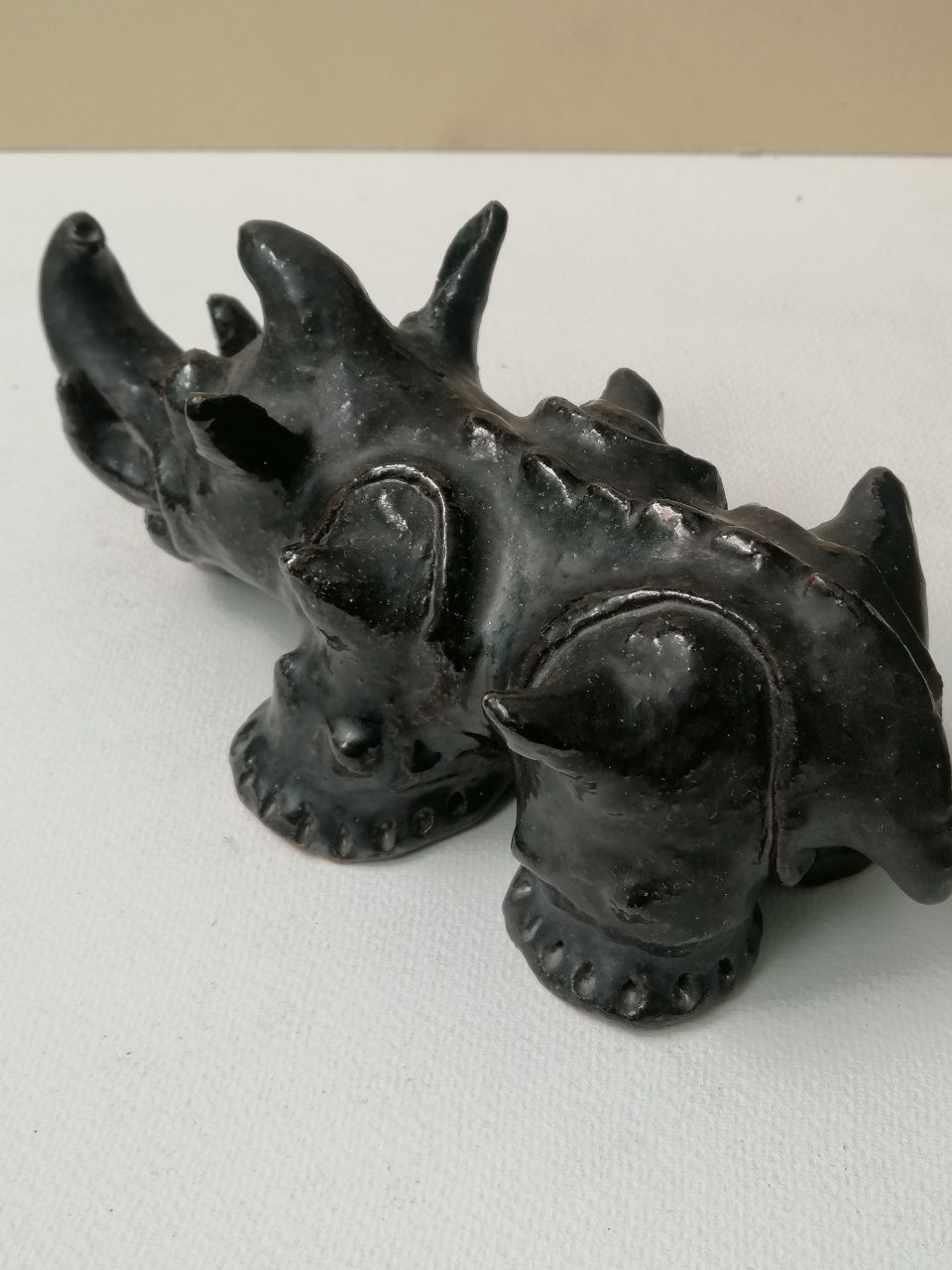 Statuie rinocer feng shui veche din ceramica