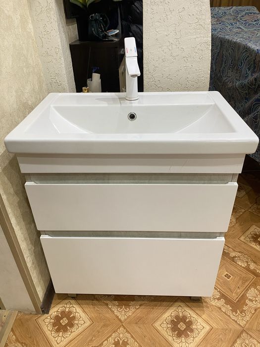 Тумба с раковиной в ванную (зеркало, смеситель, гигиенический душ)