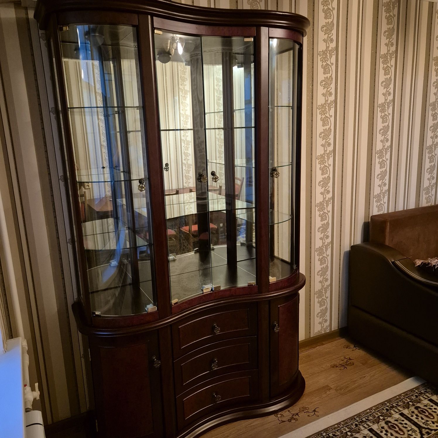 Продам сервант для посуды