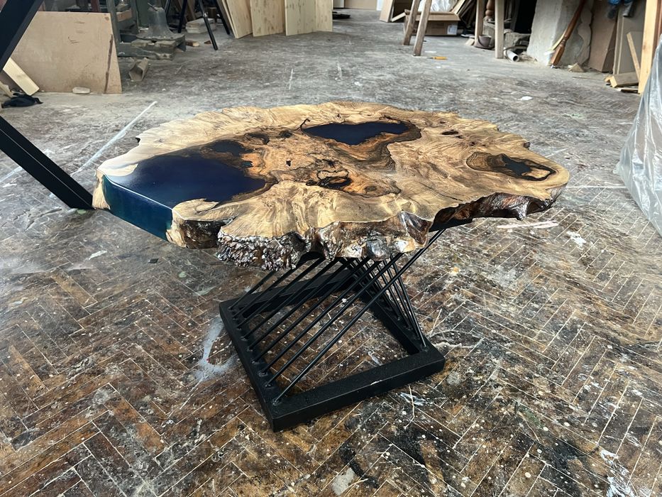 Налична уникална маса от орех и епоксидна смола