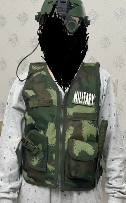 Продам камуфляжный костюм и много игрушек
