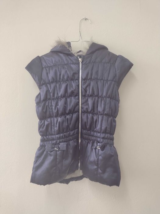 детски елек  с лек ръкав и качулка с пухче