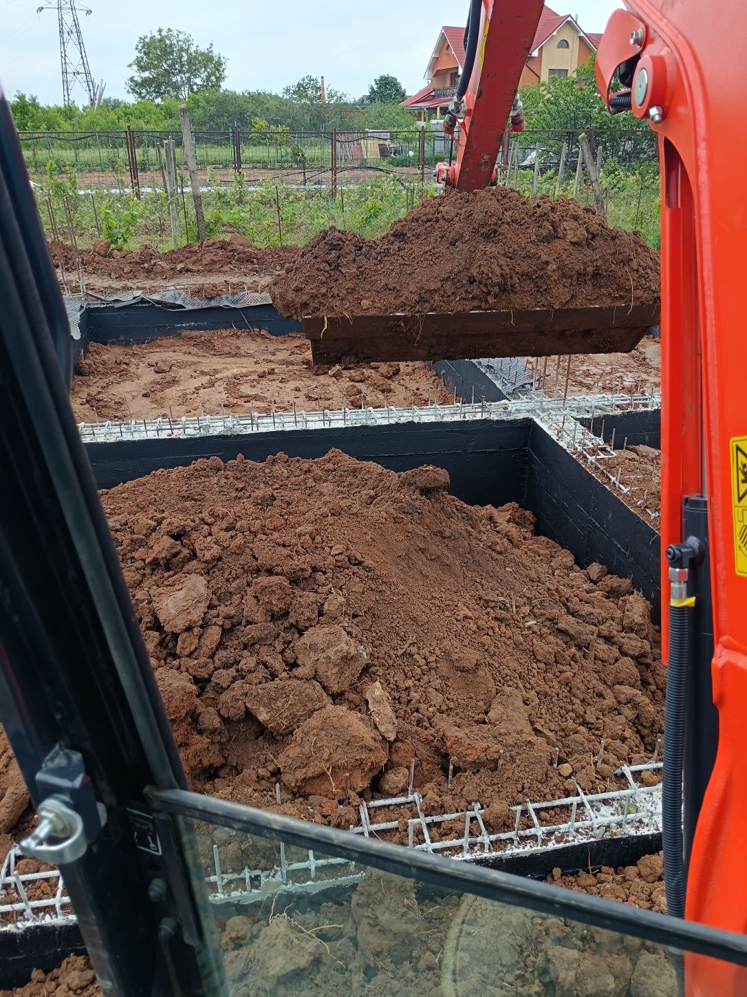 Lucrări cu miniexcavator 3 tone
