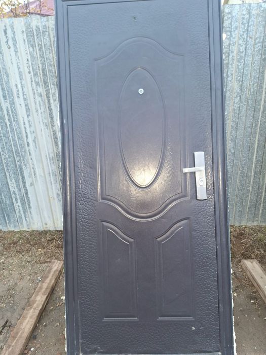 Продам входную железную дверь