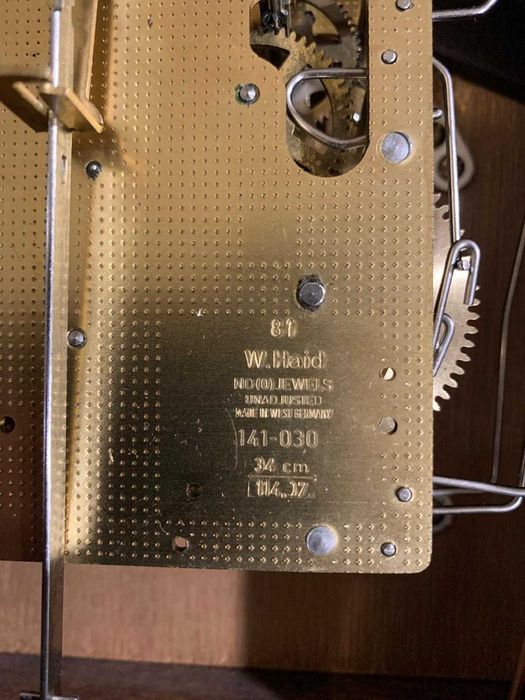 Ceas de perete cu pendul.