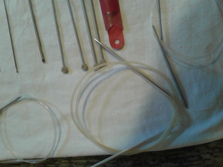 Две плетени дантелени покривки и плетен шал с бонус: куки за плетене.