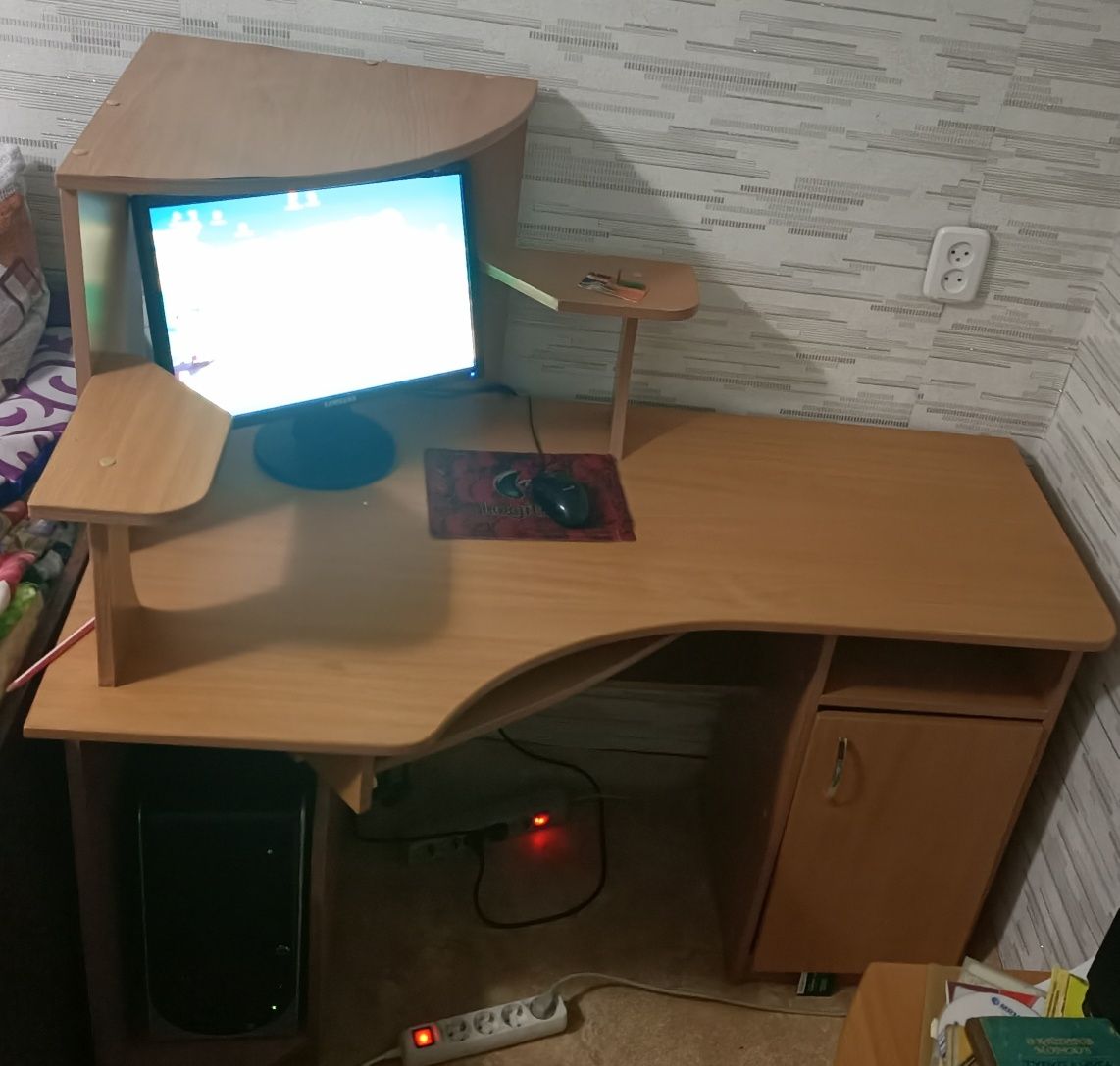 Продам компьютерный стол с компьютером