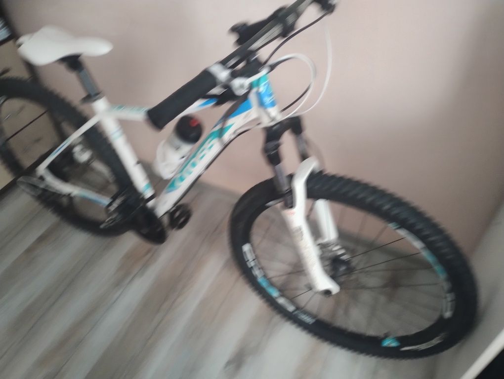 Bicicleta cross de munte