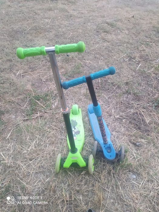 Екі кішкентай самокат сатылады