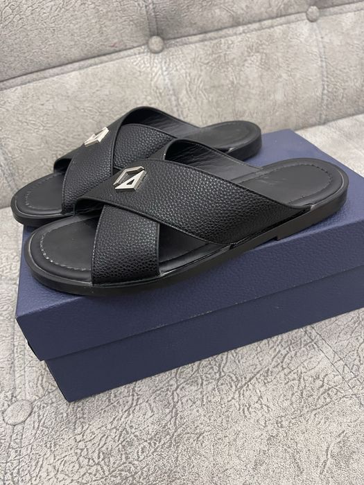 Продам тапочки Dior