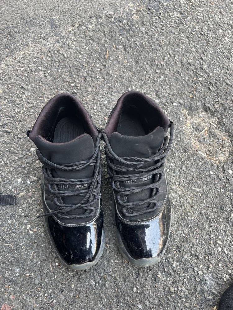 adidasi j11 cap & gown