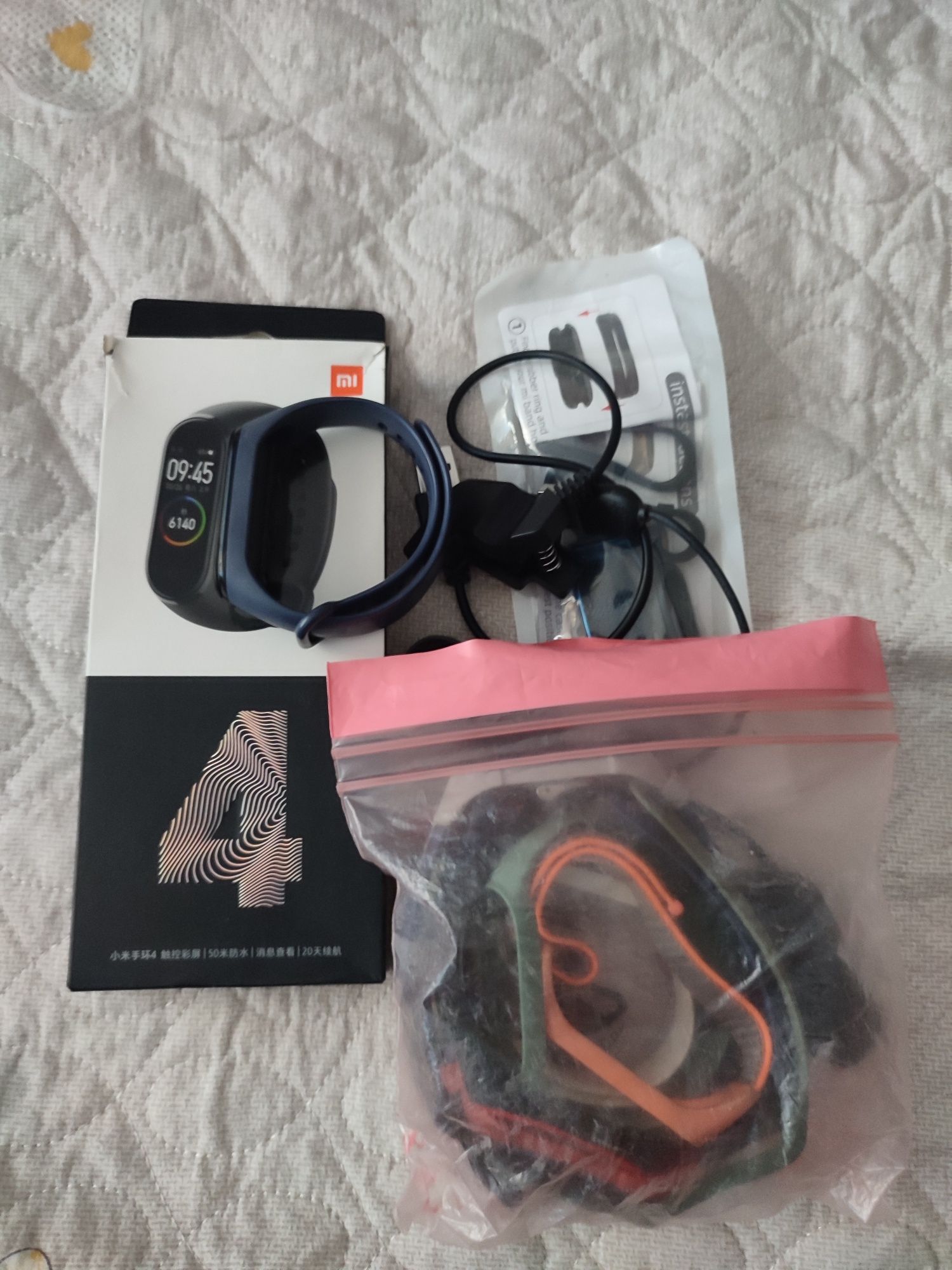 Браслет mi band 4,Зарядка и ремешки.