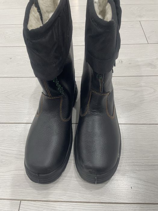 Продается новая зимняя спецобувь (сапоги) 45 размер