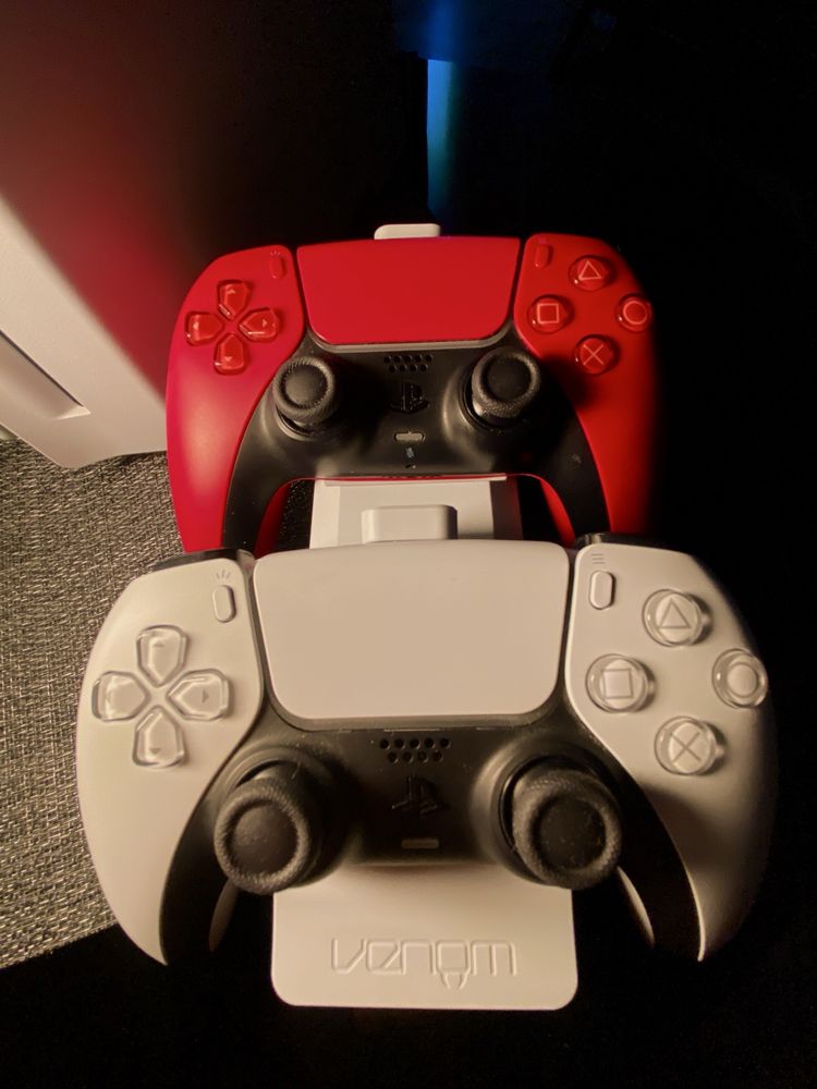 Playstation 5 + 2 джойстика + слушалки