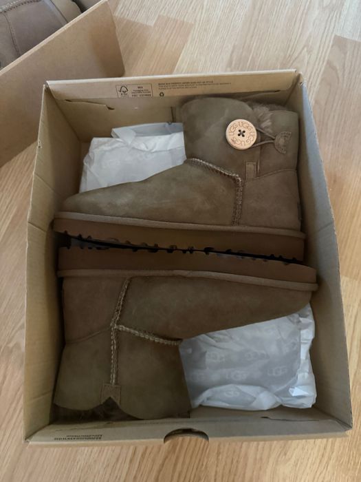 Vând UGG NOI, originali, mărimea 37
