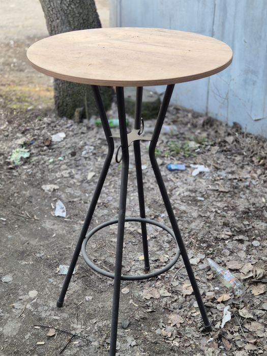 Барный стол и барные стулья